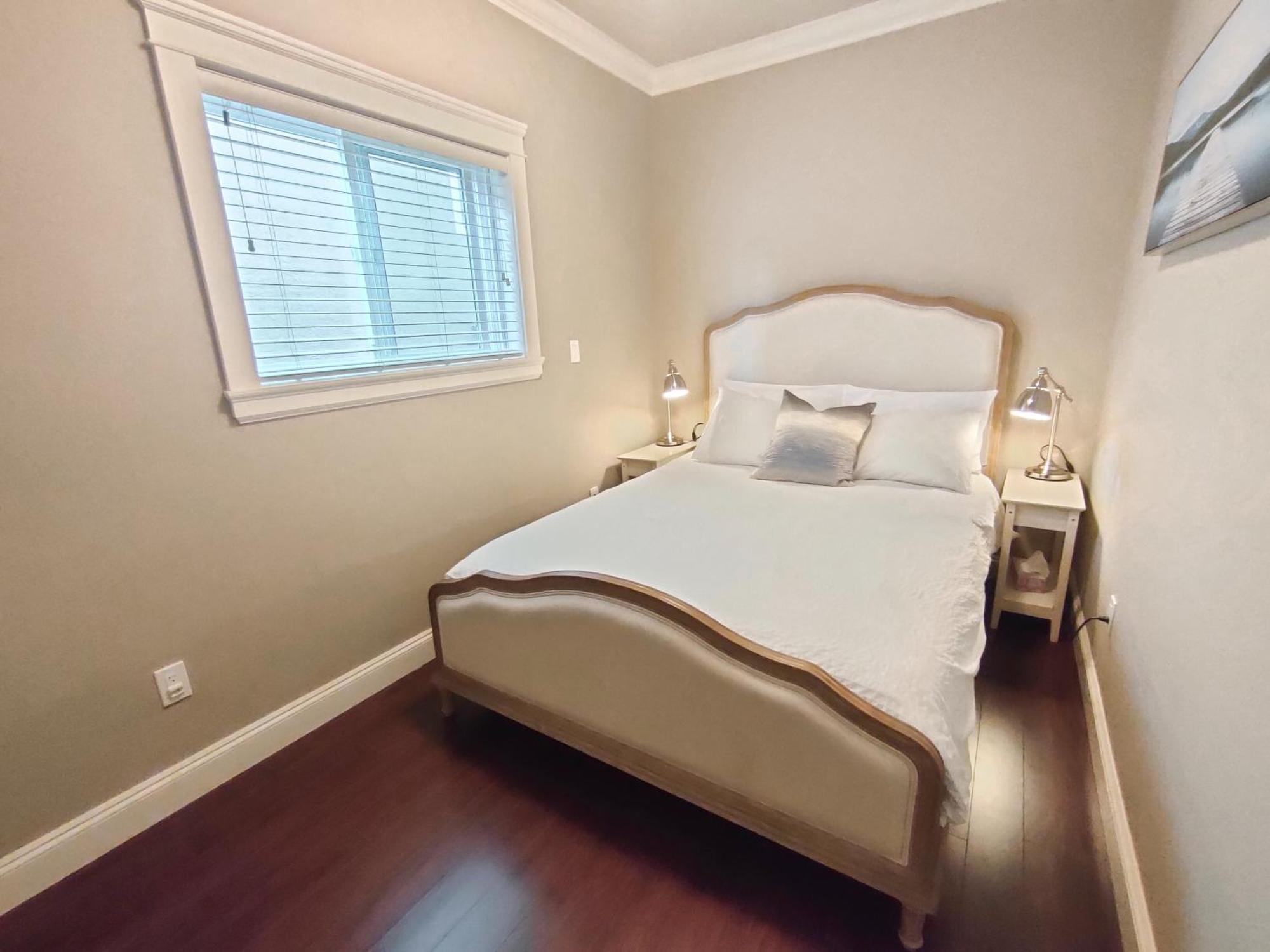 Rare Find Exquisitely New Quiet & Safe Skytrain Home Vancouver Kamer foto